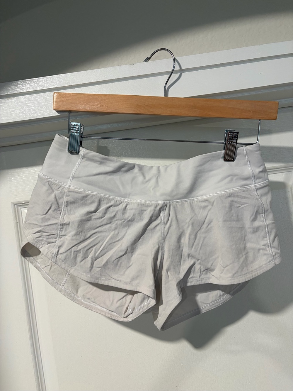 Women’s Lululemon Light Gray 2.5” speed up shorts